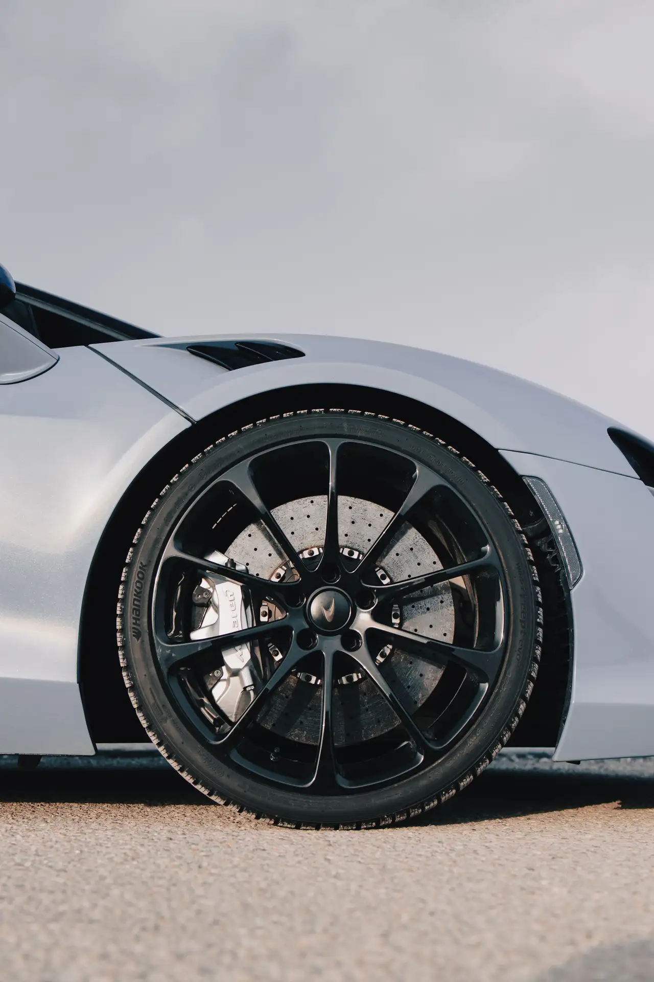 Felge von dem McLaren Atura Spider mit blauem Himmel